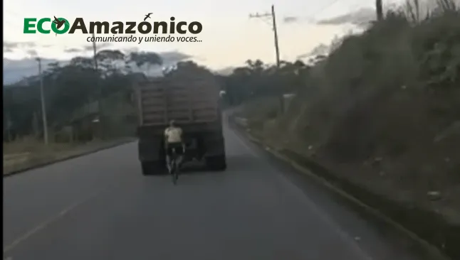 Peligrosa maniobra de ciclista en la vía Tena Puyo