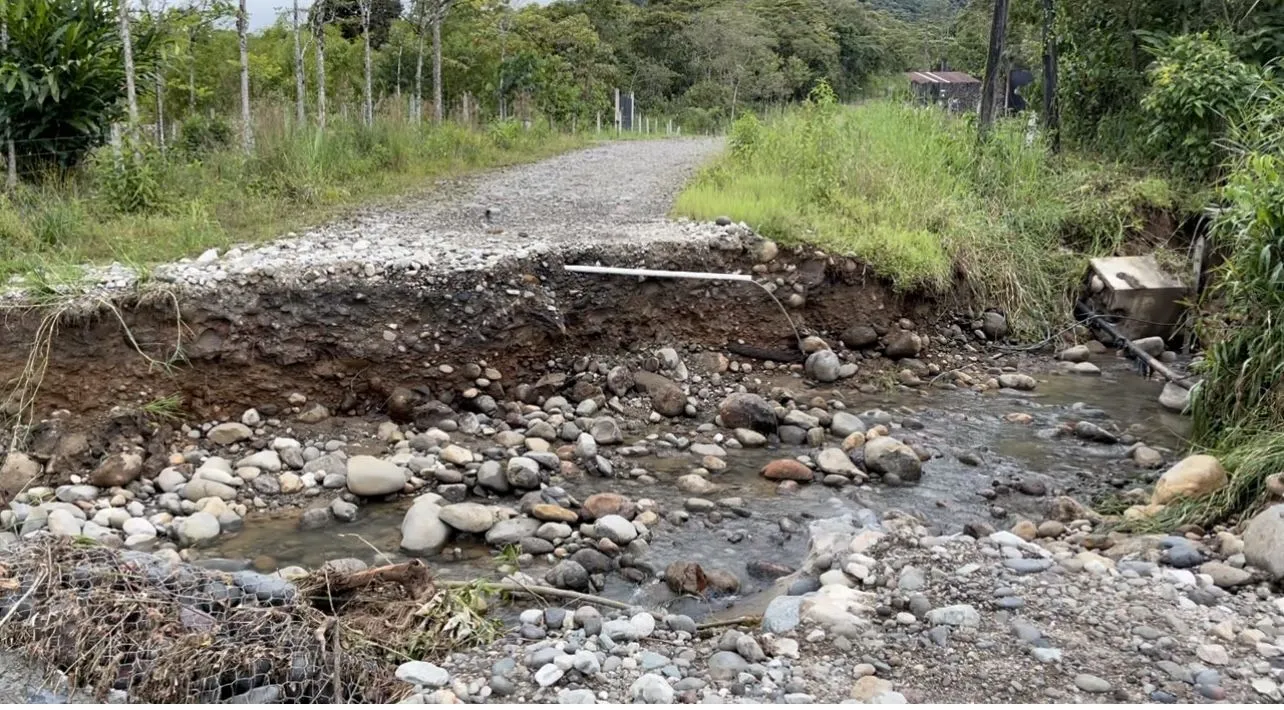 Crecida del río se llevó un puente que va a la Fundación Casa de Fe