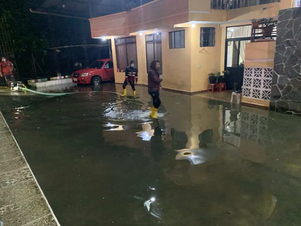 1 Hora de lluvia y se inundó todo el Puyo