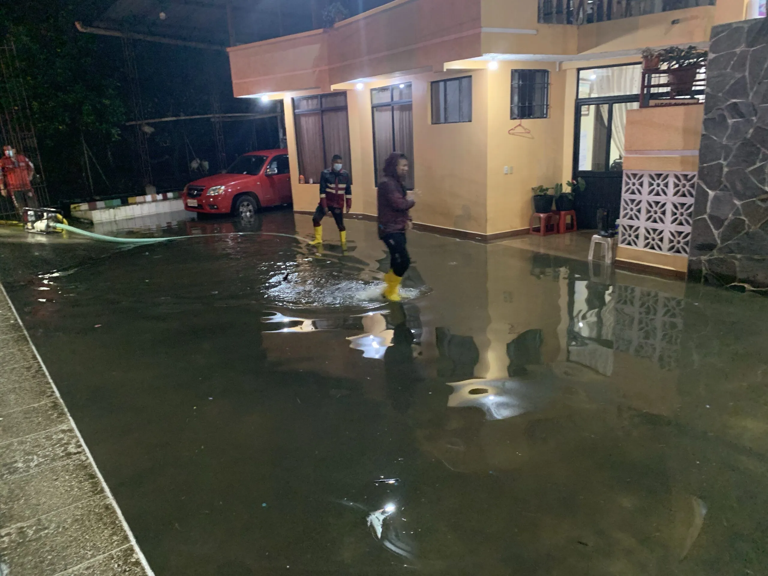 1 Hora de lluvia y se inundó todo el Puyo