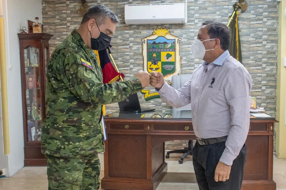 Nuevo Comandante de la B17 Pastaza visitó al Prefecto en su despacho.