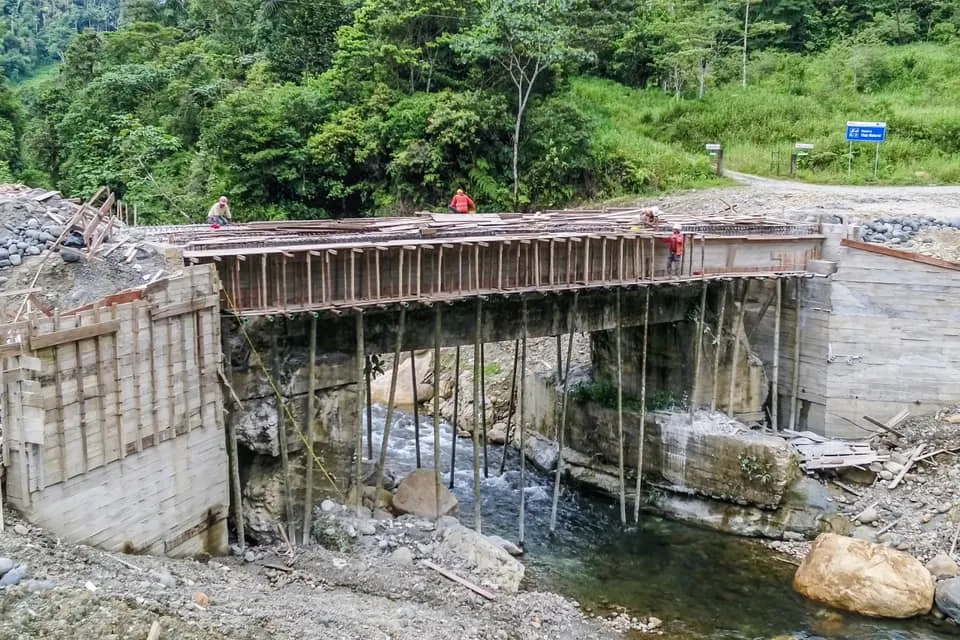 Continúa la construcción del puente sobre el río Indillama