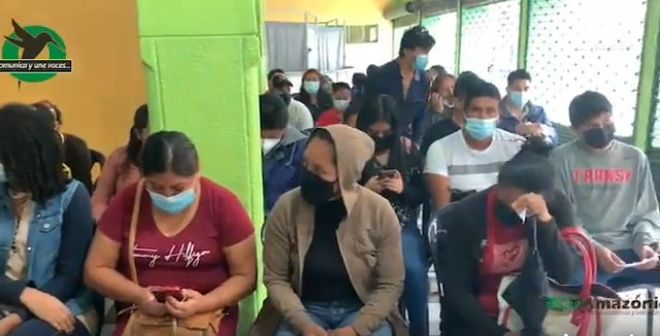 LARGA FILA EN EL PUNTO DE VACUNACIÓN DEL COLISEO