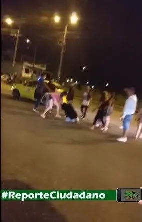 PELEA EN LA ENTRADA AL ESTADIO DE PUYO