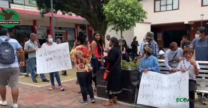 En las afueras de la fiscalía de Pastaza, moradores respaldando a Rodrigo Caín