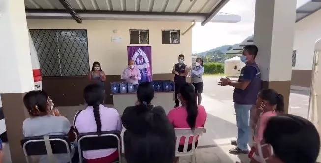CACPE Pastaza entregó kits de asepsia para un grupo de parteras comunitarias