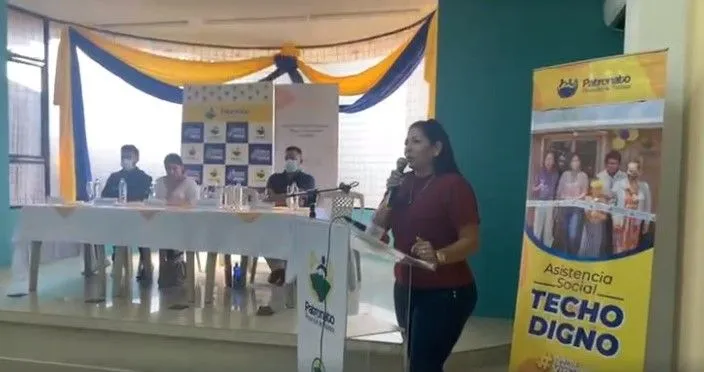 Firma de entrega y recepción de madera donada por el MAE al Patronato