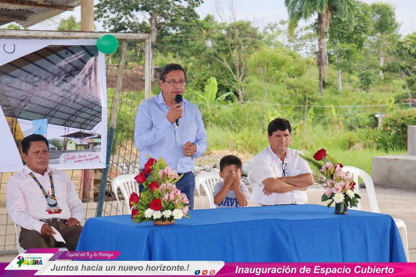 Dignificar los espacios sociales y deportivos de nuestras comunidades, es un compromiso que lo estamos cumpliendo en la actual administración. La comunidad San Ramón, perteneciente a la parroquia 16 de Agosto, ahora cuenta con un flamante espacio cubierto, cancha multiuso con graderío, obra que permitirá desarrollar diferentes actividades de carácter organizativo y deportivo, de la localidad. En su intervención, el alcalde Ing. Luis Heras Calle, se comprometió a seguir trabajando con más obras para el desarrollo de la comunidad.