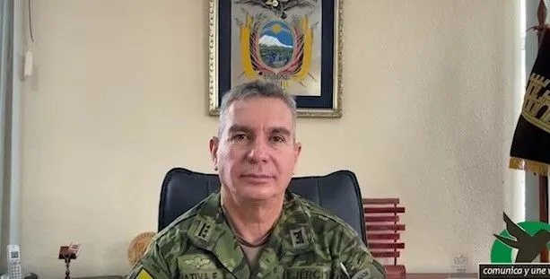 Comandante del Fuerte Mikitar Amazonas sobre Iluminación del Aeropuerto Río Amazonas