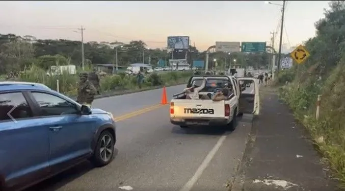 Operativo de la policía y la brigada en el redondel