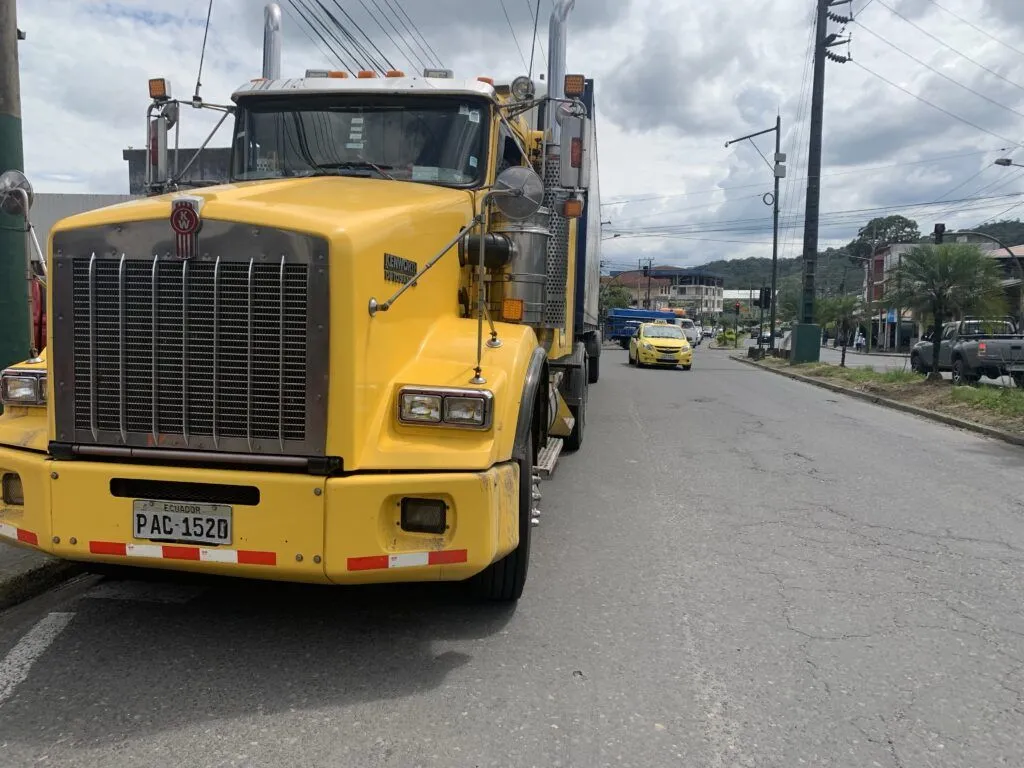 Moradores se quejan del ruido y de los tráiler mal estacionados