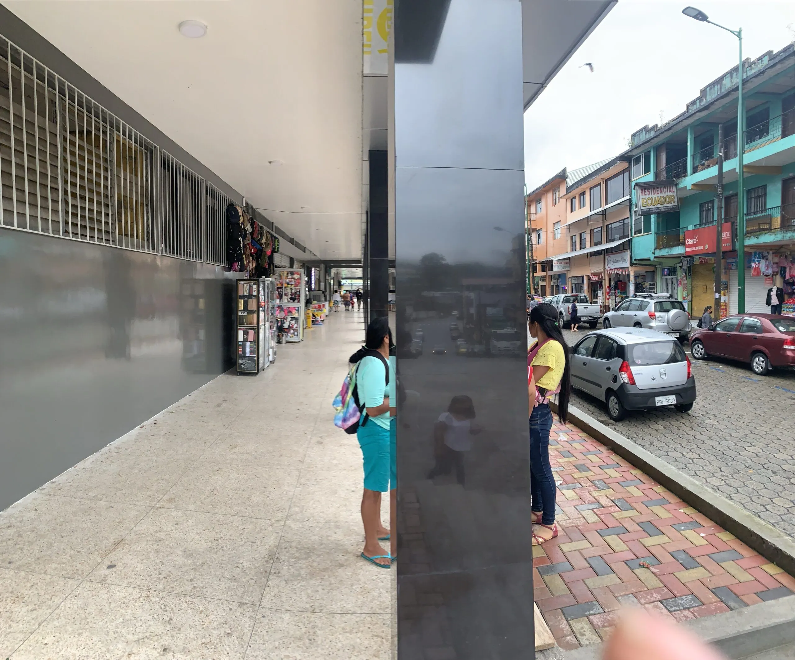 Respuesta sobre la caída de las baldosas de las columnas en el Municipio