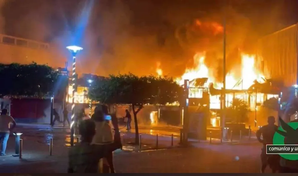 Fuerte incendio en el centro de Puyo