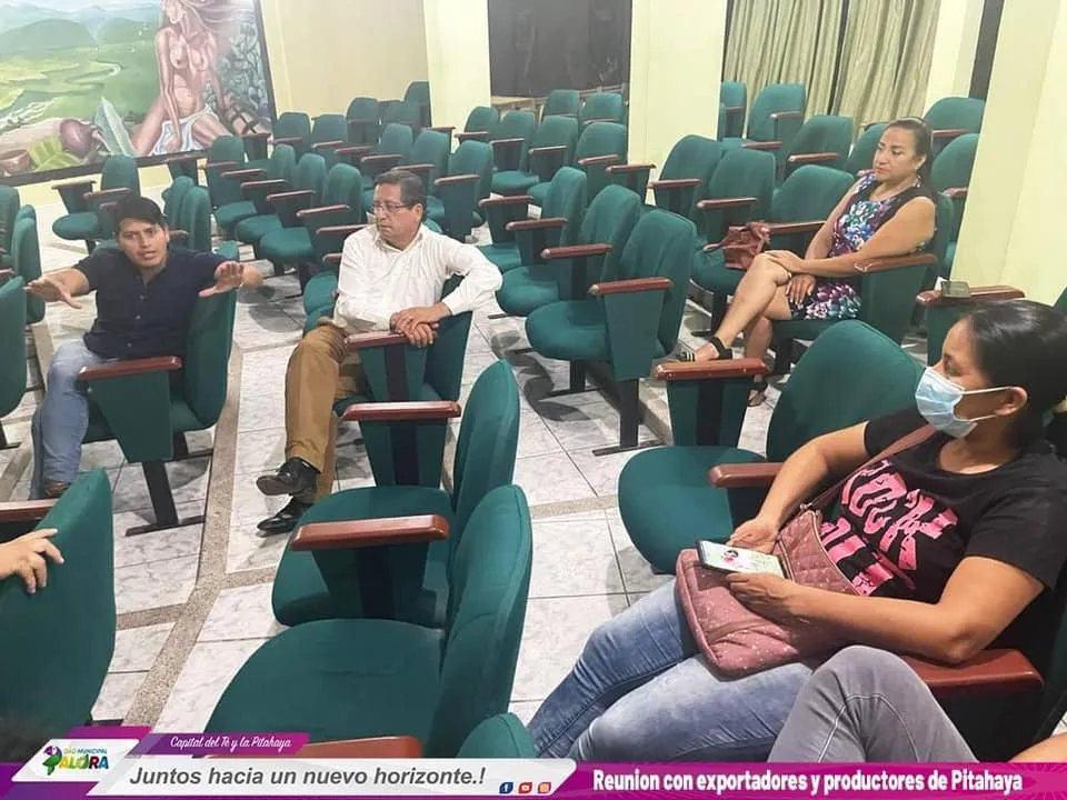 Reunión con exportadores y productores de pitahaya en Palora