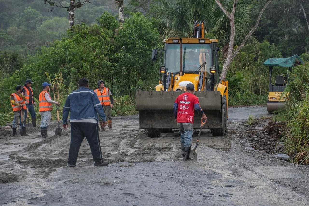Prefectura, realiza el mantenimiento asfáltico en la vía Cabeceras del Bobonaza