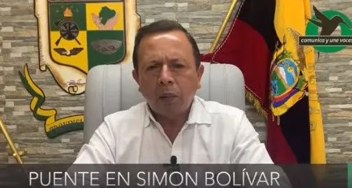 Prefecto sobre el puente en el sector de Simón Bolívar