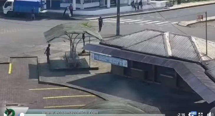 Personas sospechosas realizando un escándalo público con cuchillo en mano