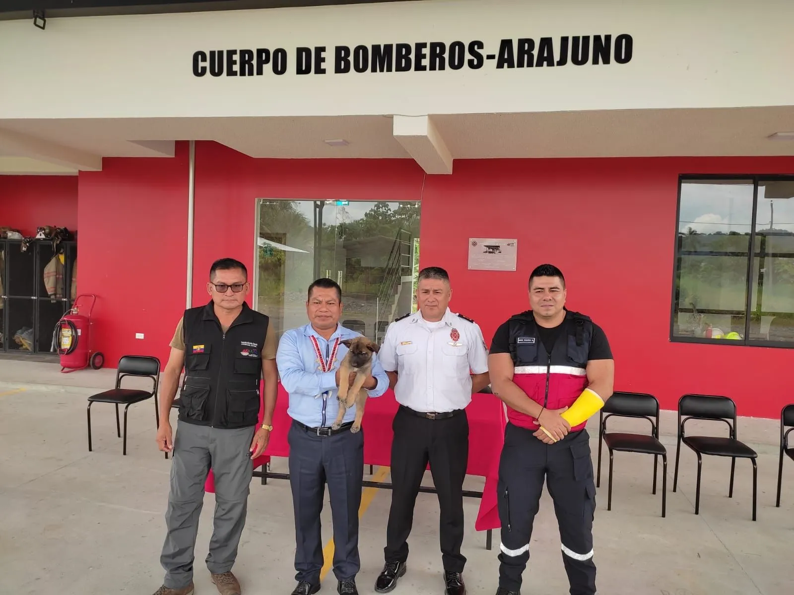 Se entrega un can a los Bomberos de Arajuno