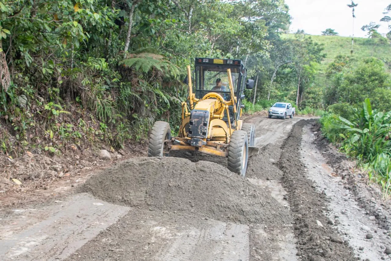 Relastre de la vía al Esfuerzo 1 y 2 que realiza la Prefectura de Pastaza está en la etapa final