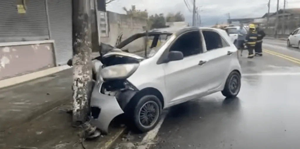 Accidente e incendio de un vehículo en Shell