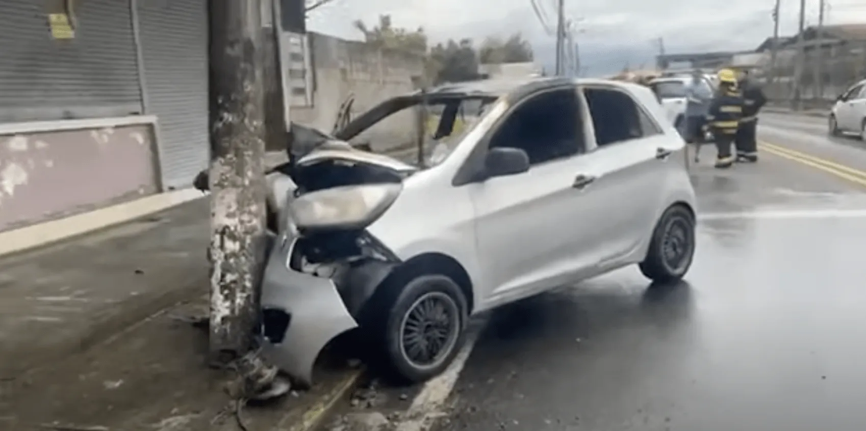 Accidente e incendio de un vehículo en Shell