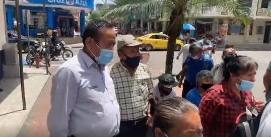 Plantón de seguro campesino debajo de la Gobernación de Pastaza