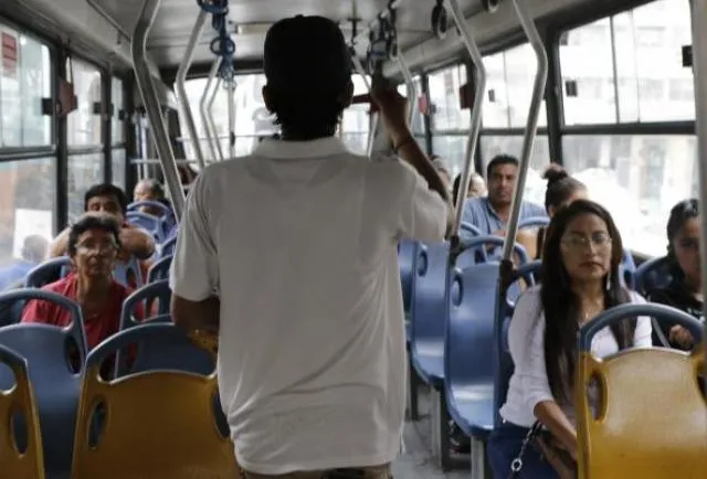 Robo de celulares en buses por vendedores ambulantes en la vía Macas Puyo