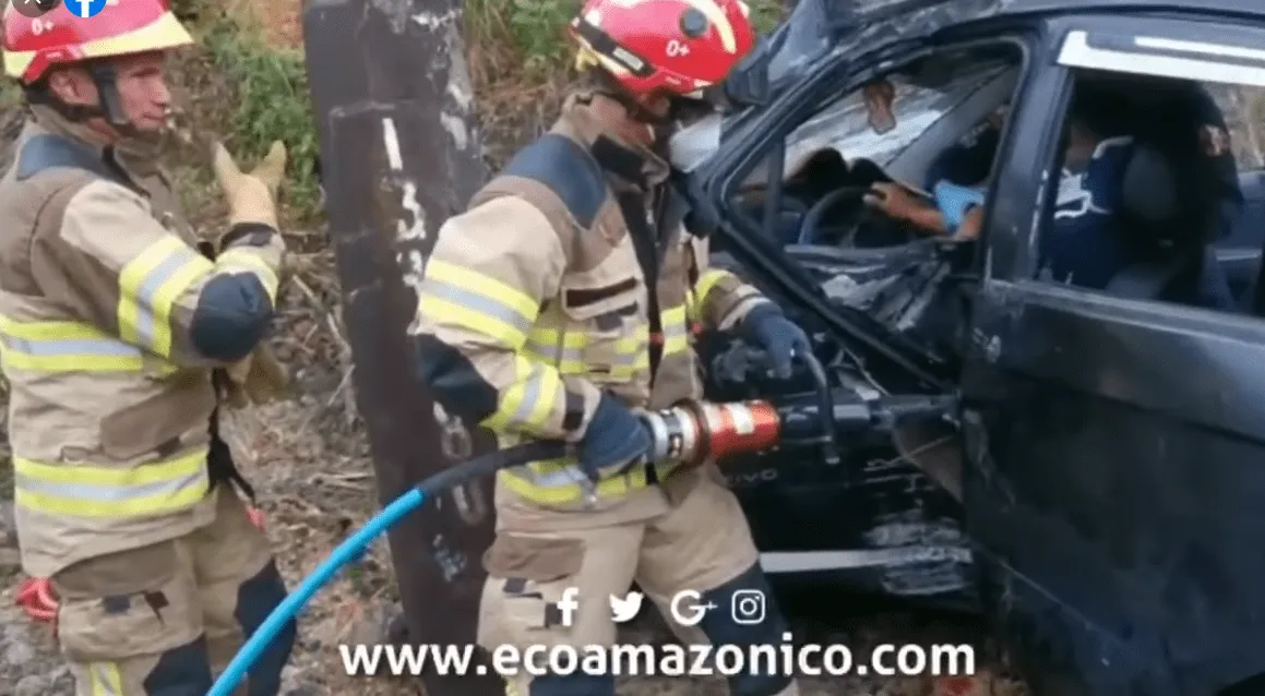 Bomberos acuden a un accidente de tránsito en el km 14 vía Puyo Macas