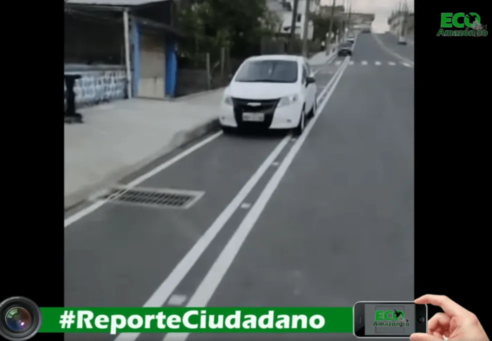 Vehículos estacionados en ciclovía en la González Suárez