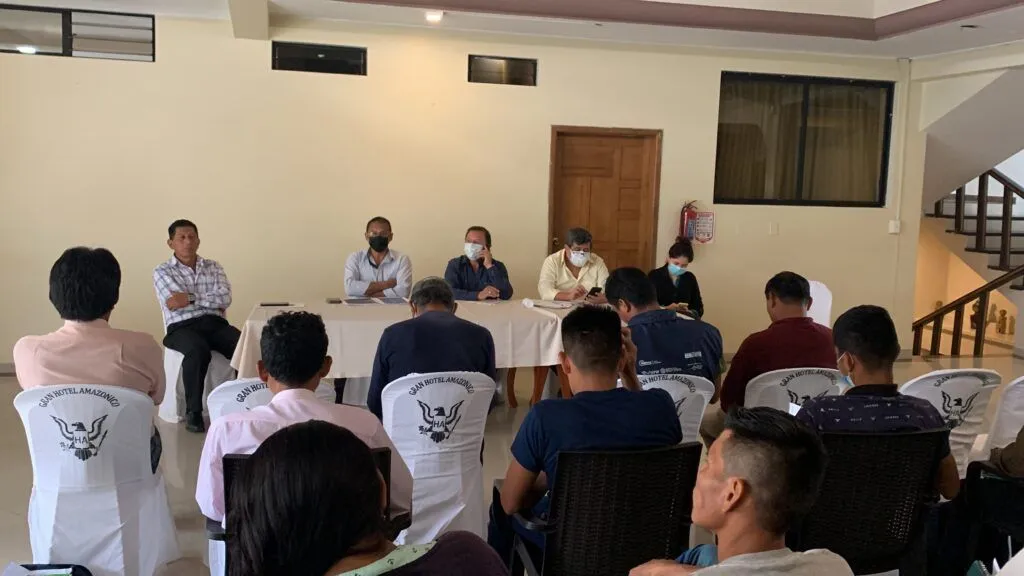 Prefecto en reunión con los dirigentes para planificar el tema vial