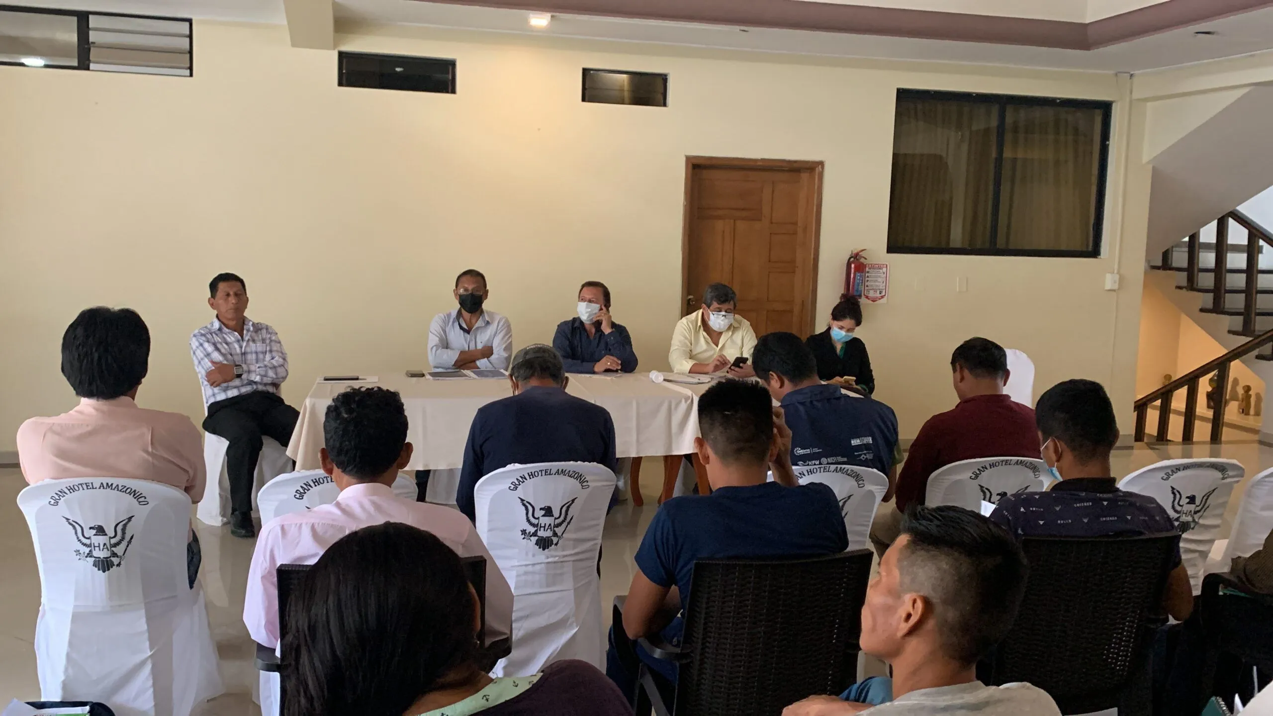 Prefecto en reunión con los dirigentes para planificar el tema vial