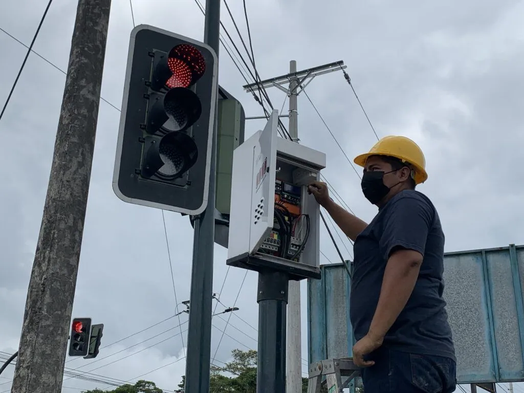 En funcionamiento los semáforos de la Av. González Suárez