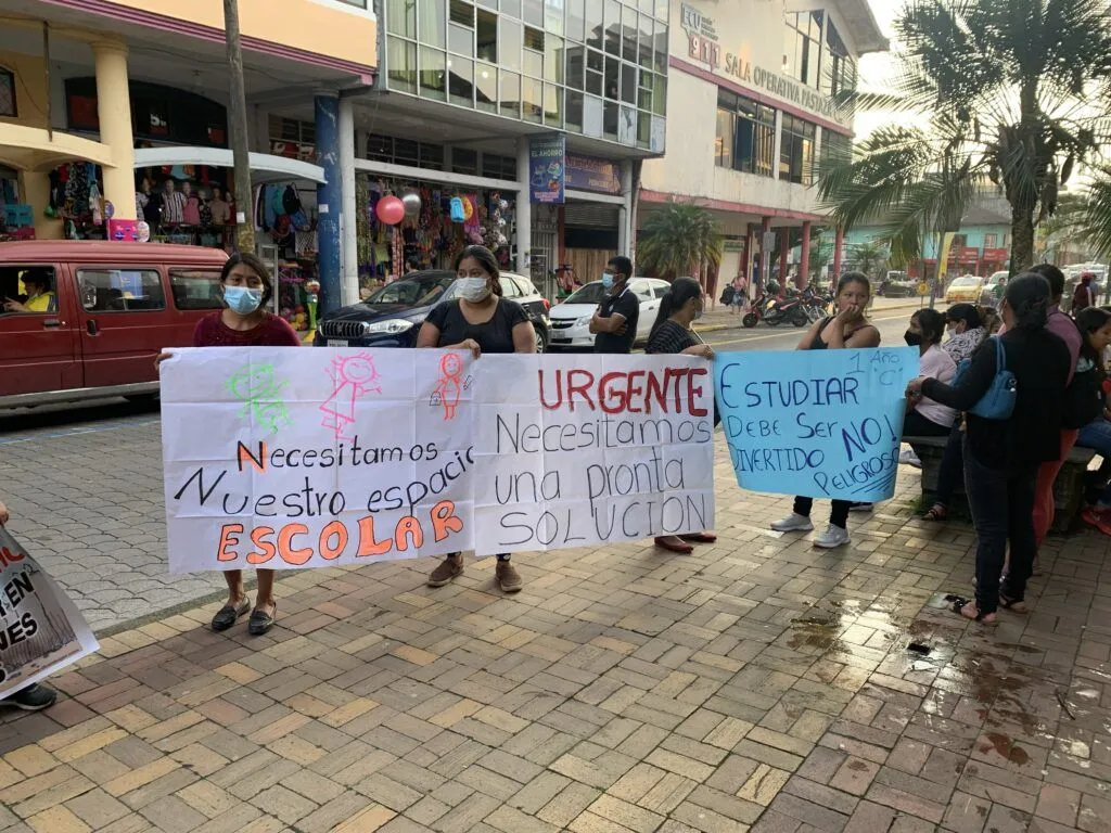Plantón de los padres de familia de la Unidad Educativa 12 de Mayo extensión la Merced