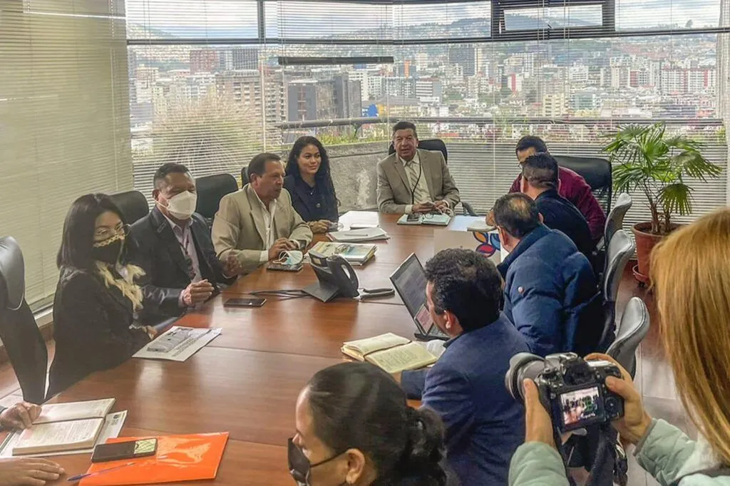 Prefecto gestiona financiamiento para proyectos viales para Pastaza