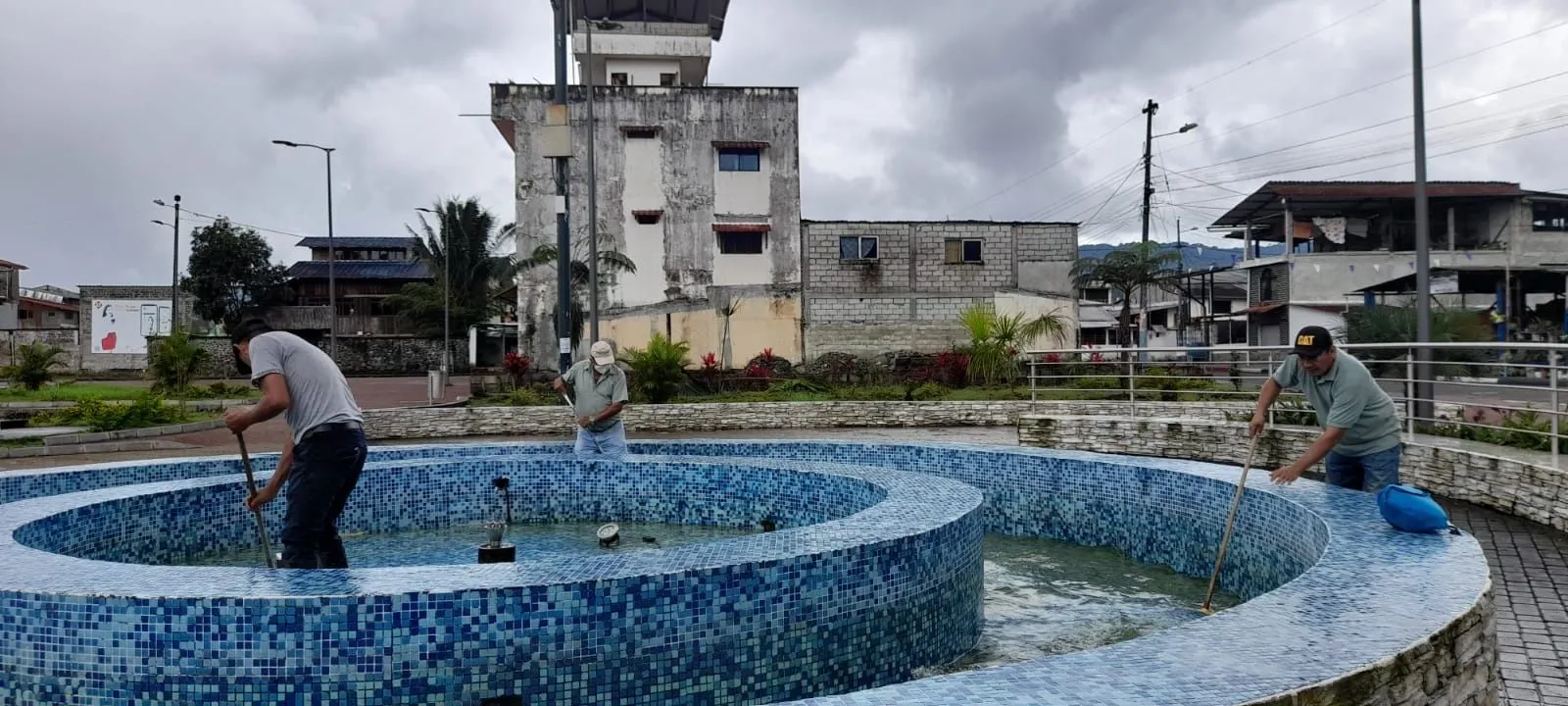 Malos ciudadanos destruyen el Malecón del Río Puyo