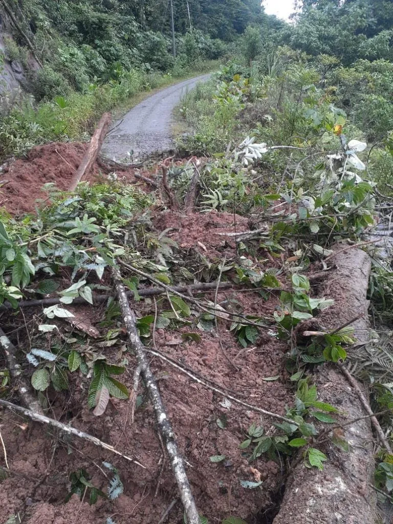 Vía San Virgilio - Atakapi - Likino cerrada por derrumbe