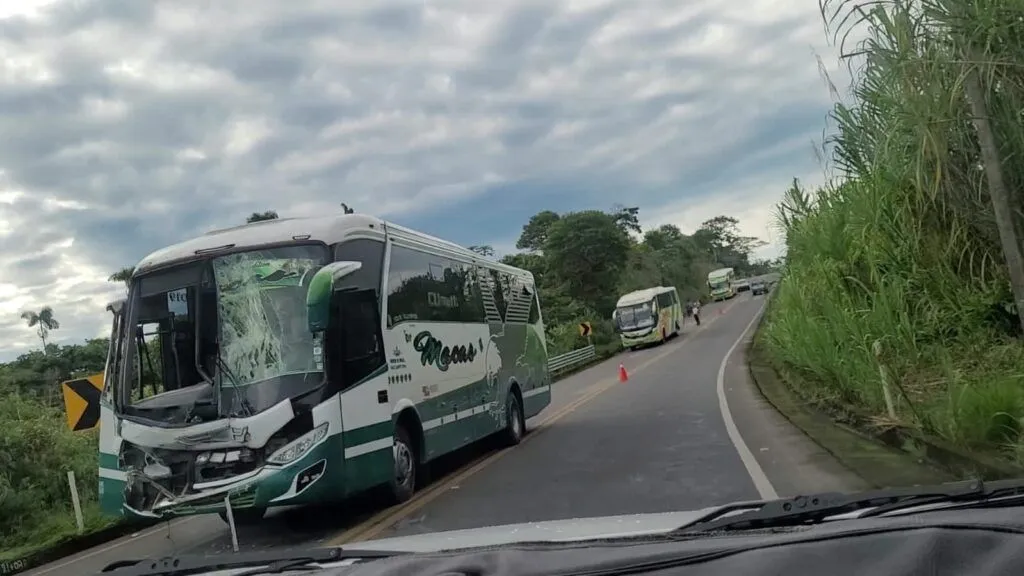 Detalles del accidente de dos unidades interprovinciales en la vía a Macas