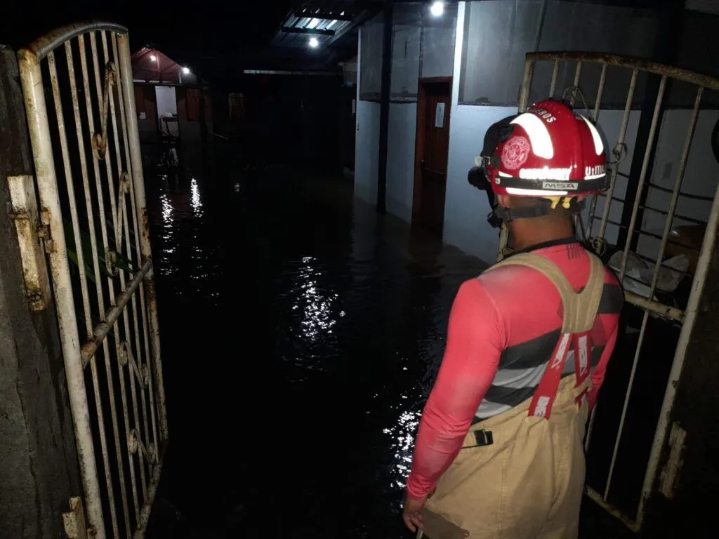 Bomberos de Pastaza atienden emergencias de inundaciones en Puyo