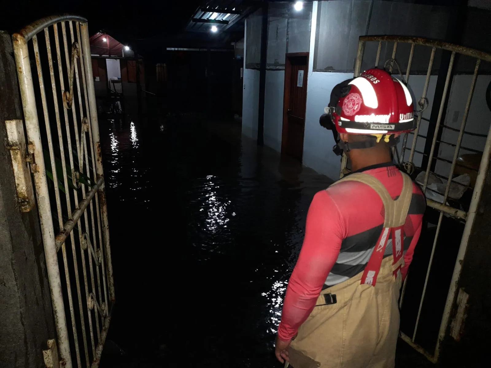 Bomberos de Pastaza atienden emergencias de inundaciones en Puyo