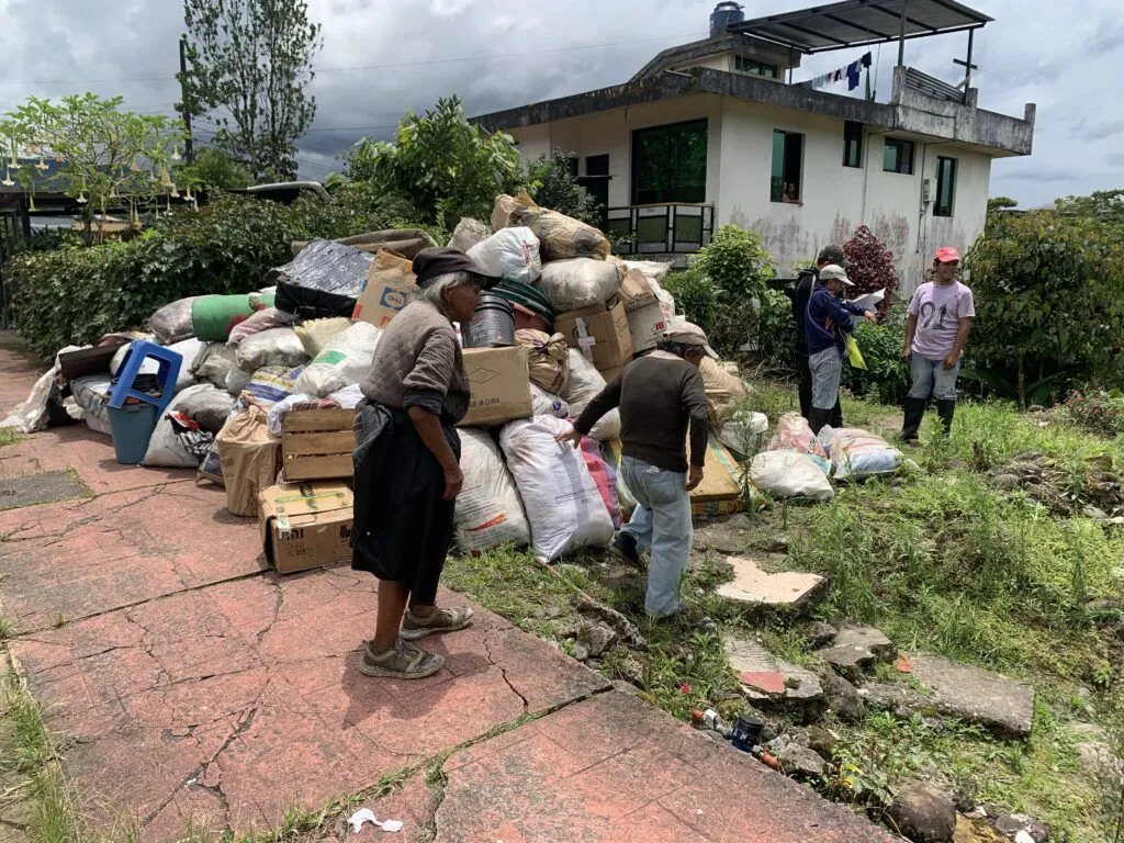 Dos adultos mayores fueron "desalojados" de una vivienda