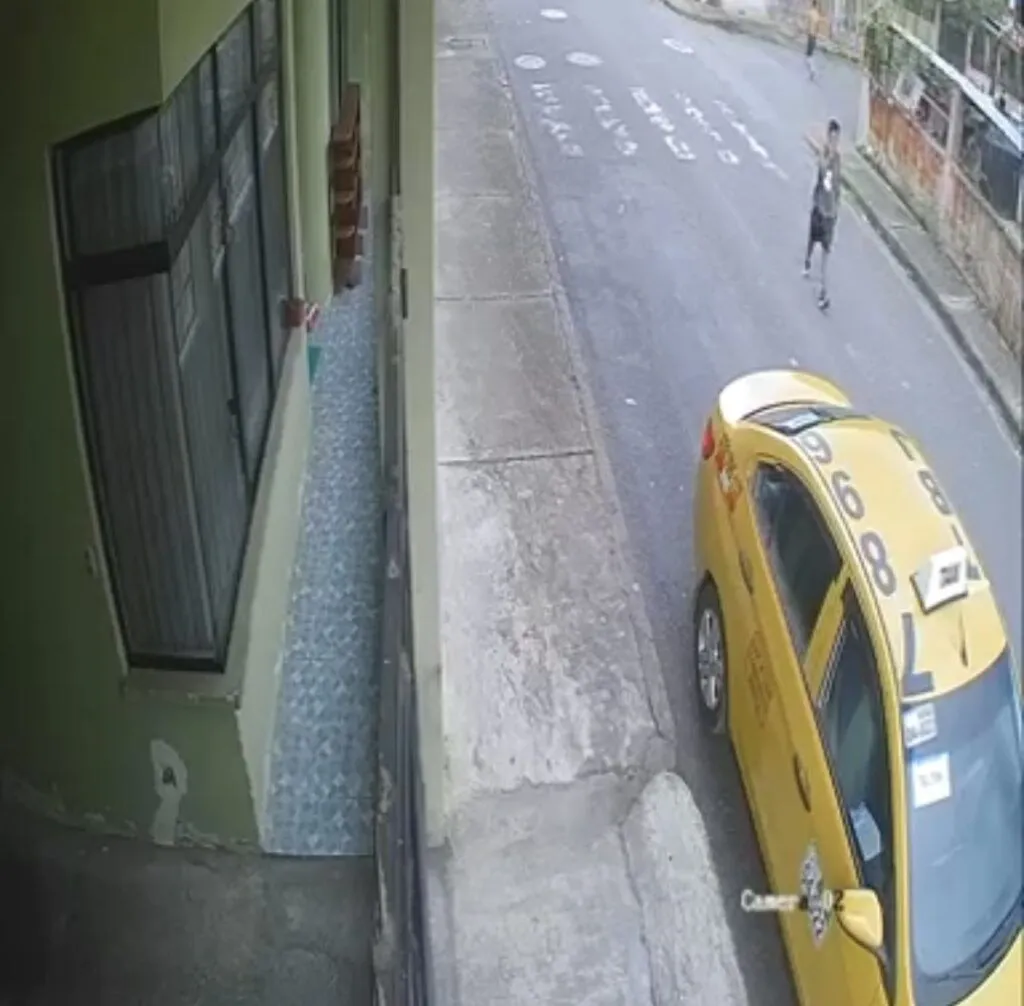 Robo de un celular de un taxi en Shell.