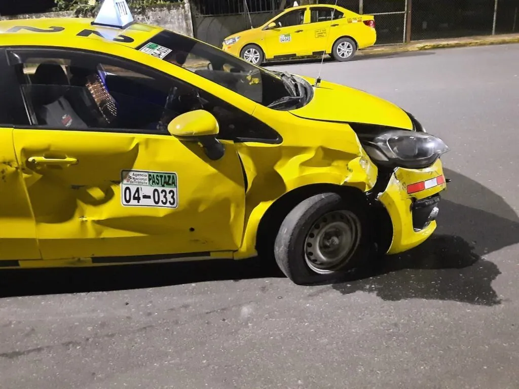 Accidente entre una moto y un taxi en Shell