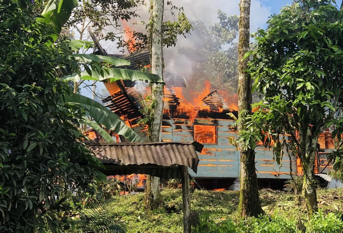 Incendio consumió una vivienda en Arajuno