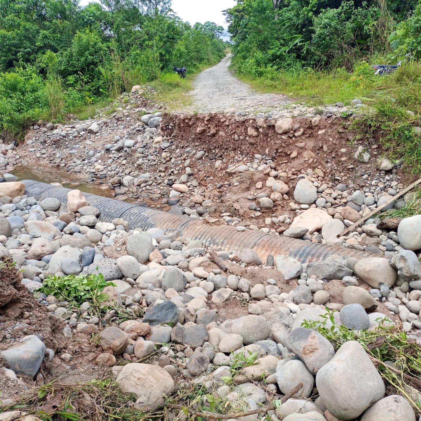 Pérdida de la mesa de la vía que conduce a la comunidad Las Mercedes,