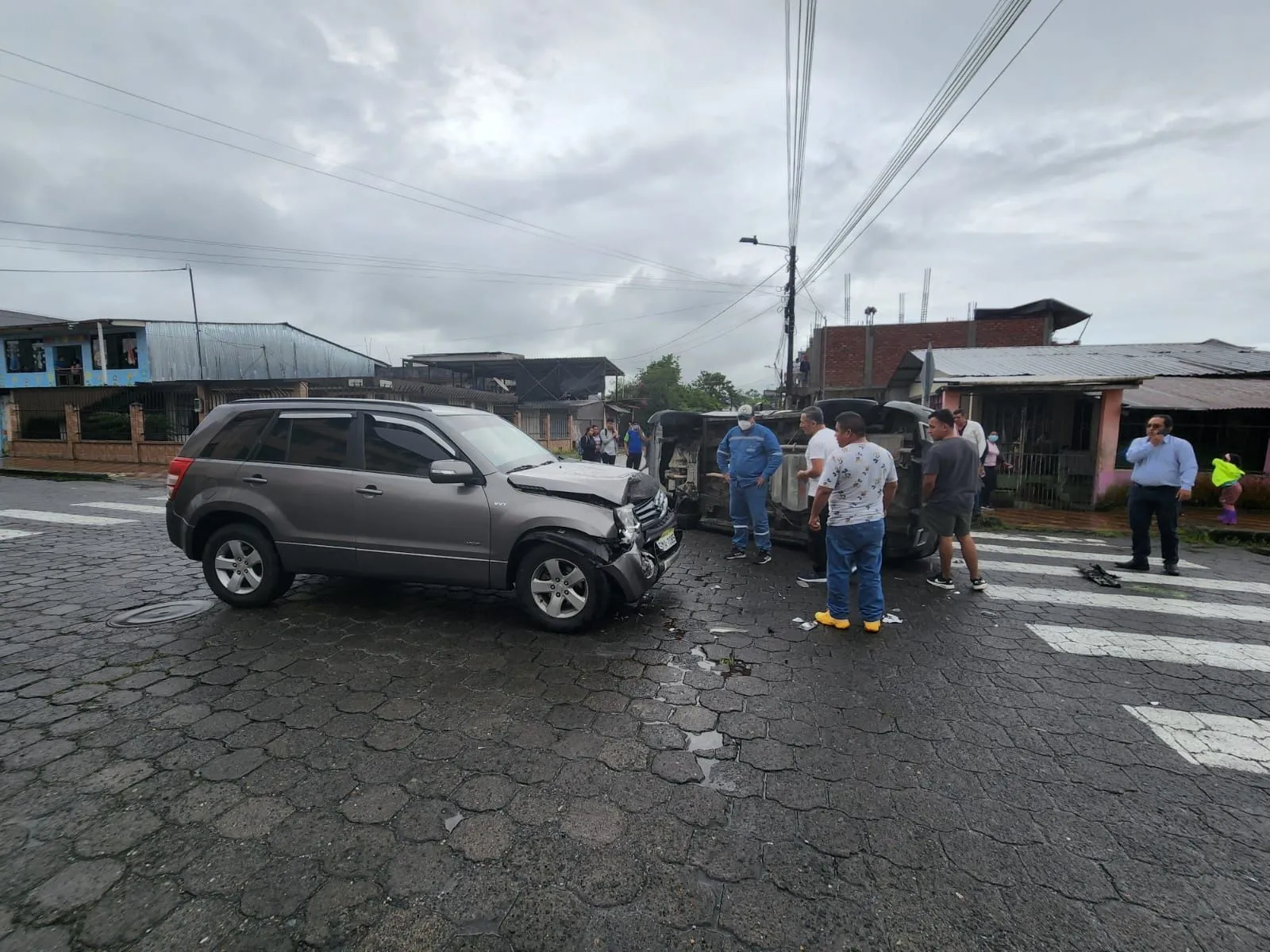 Accidente de Tránsito deja un vehículo virado en la calle