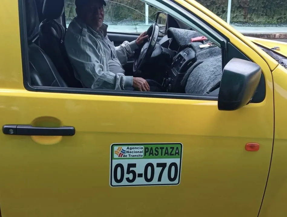 Taxista de Puyo devolvió un celular que se encontró en su unidad