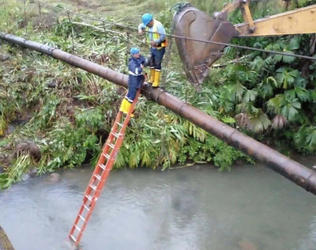 Continúan trabajos para restablecer el servicio de agua en Puyo