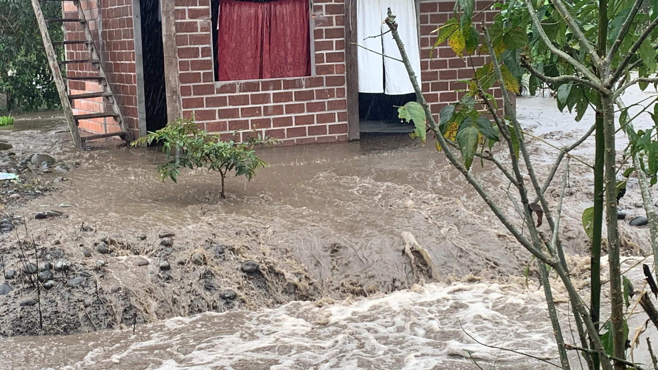 Más de 30.000 peces se perdieron y varias familias damnificadas por crecida del río Pastaza
