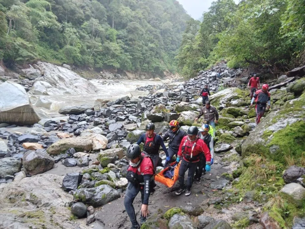 Se localiza en cuerpo de la madre en el río Pastaza