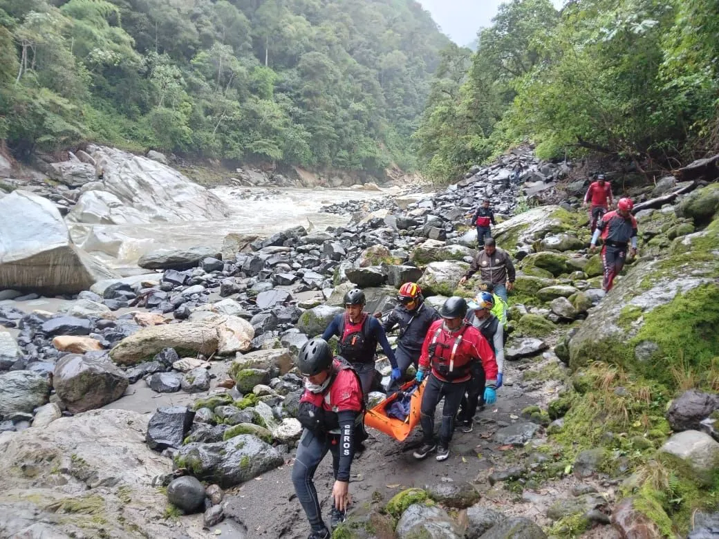 Se localiza en cuerpo de la madre en el río Pastaza